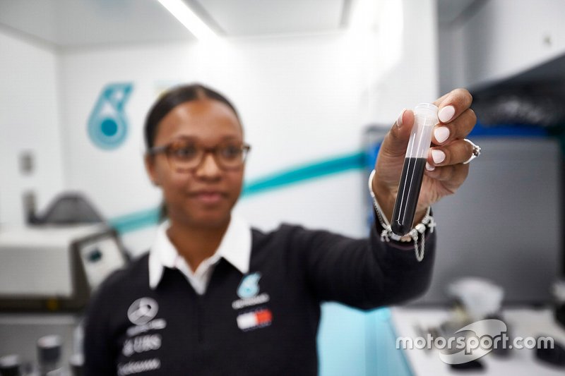 Stephanie Travers, ingegnere Petronas nel laboratorio mobile ai GP