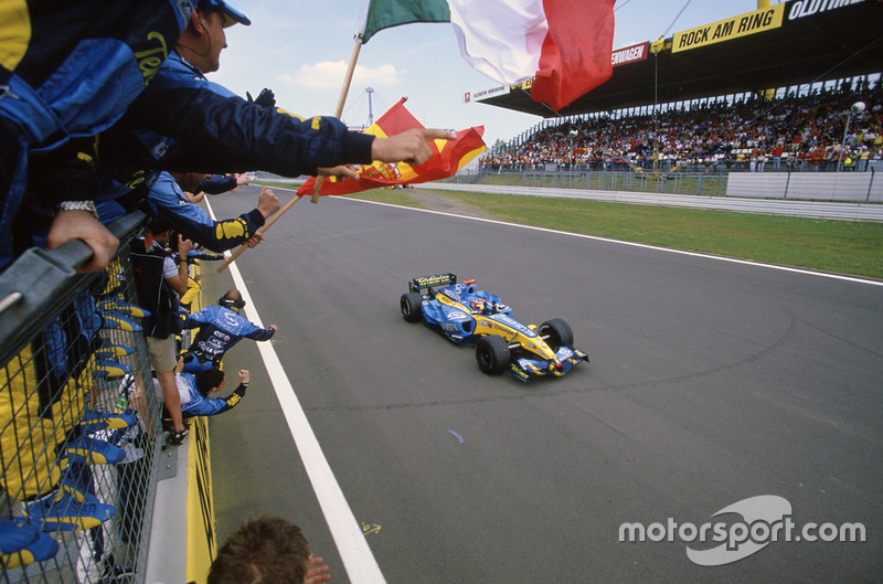 Fernando Alonso, Renault R25, s'impose après le crash de Kimi Raikkonen, McLaren Mercedes MP4-20, dans le dernier tour