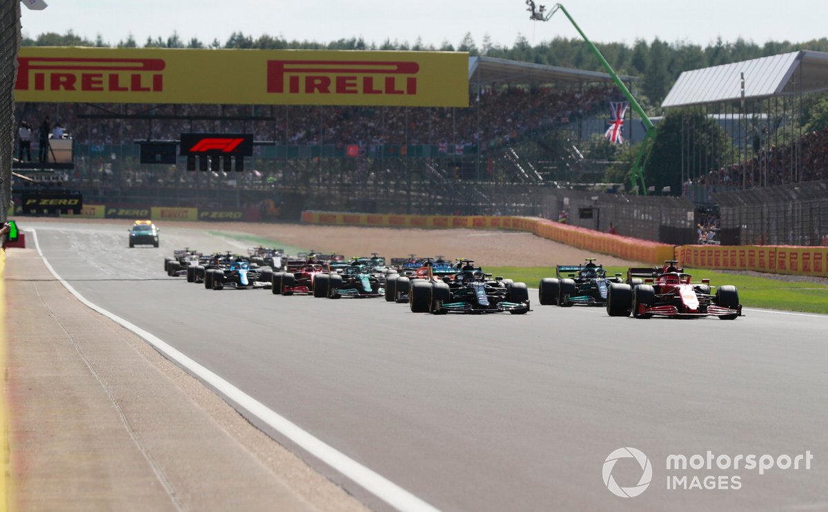 Charles Leclerc, Ferrari SF21, Lewis Hamilton, Mercedes W12, Valtteri Bottas, Mercedes W12, and the rest of the field