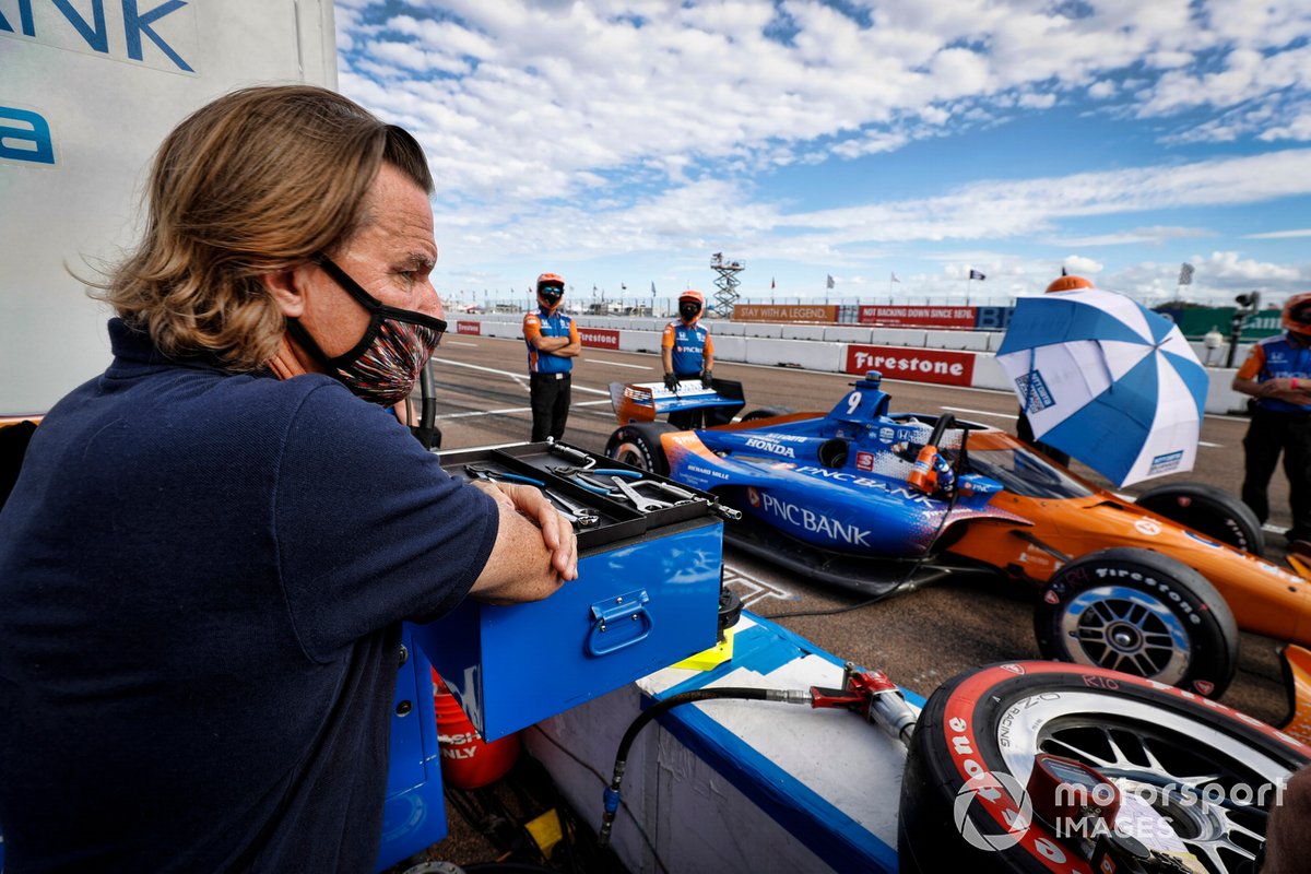 Stefan Johansson watches over one of his drivers, Dixon, at St. Pete last year.