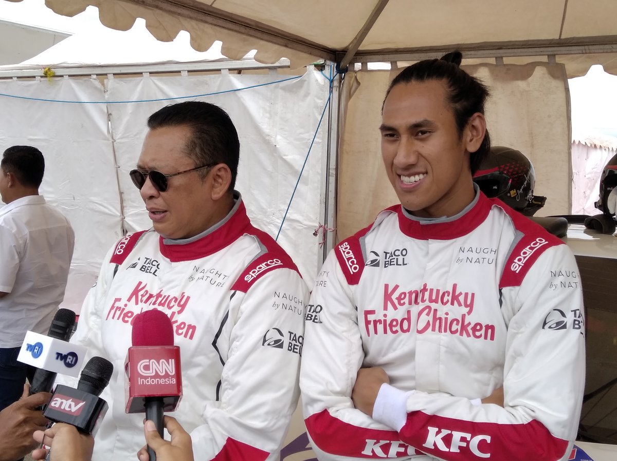 Sean Gelael, Team Jagonya Ayam, dan Ketua Umum IMI Bambang Soesatyo.