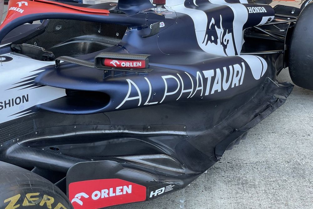 AlphaTauri AT04 detalle del sidepod y el fondo plano