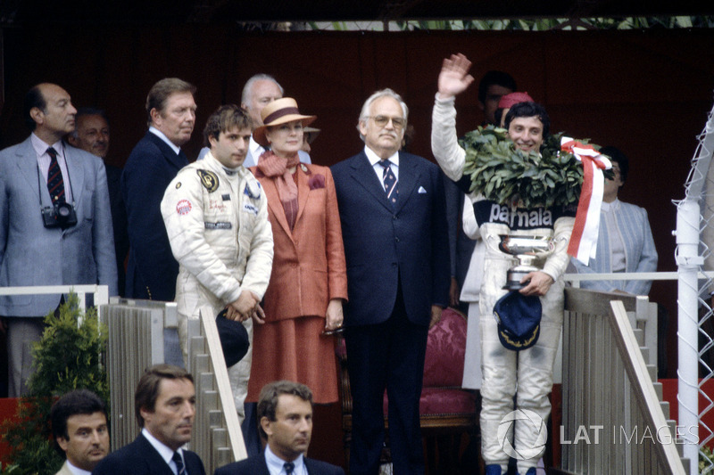 Podio: Ganador de la carrera, Riccardo Patrese, Brabham BT49D-Ford Cosworth, tercer lugar (luego quinto) Elio de Angelis, Lotus 91-Ford Cosworth, Princesa Grace ay el Principe Rainier