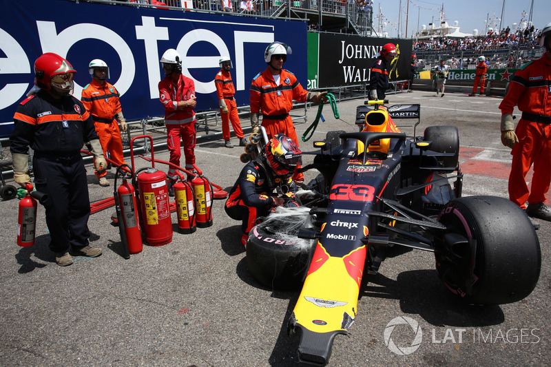 Max Verstappen, Red Bull Racing RB14 regarde sa voiture endommagée