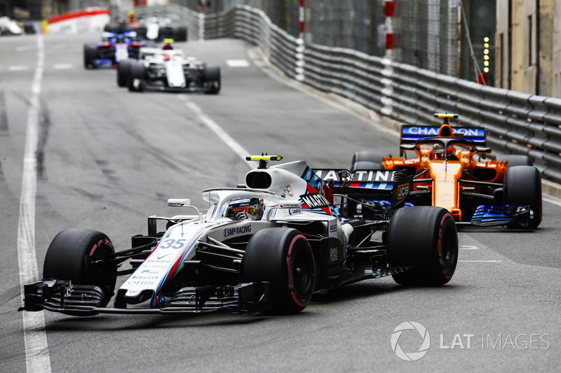 Sergey Sirotkin, Williams FW41, leads Stoffel Vandoorne, McLaren MCL33, and Charles Leclerc, Sauber C37