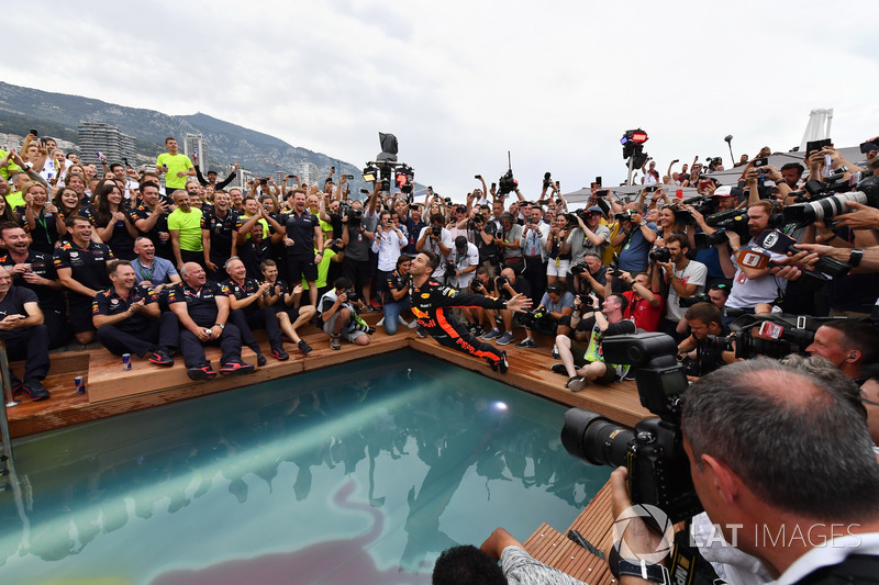 Race winner Daniel Ricciardo, Red Bull Racing celebrates in the Red Bull Energy Station swimming pool
