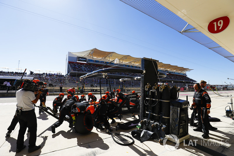 Stoffel Vandoorne, McLaren MCL32, pit stop