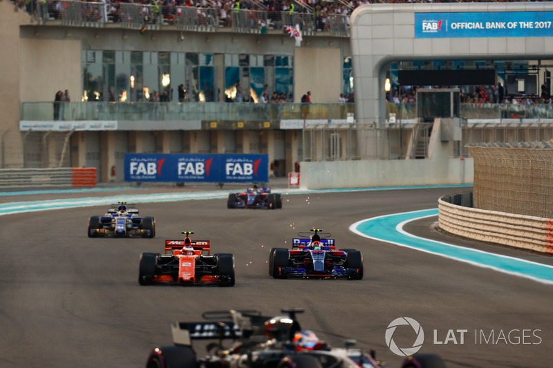 Stoffel Vandoorne, McLaren MCL32, battles, Pierre Gasly, Scuderia Toro Rosso STR12