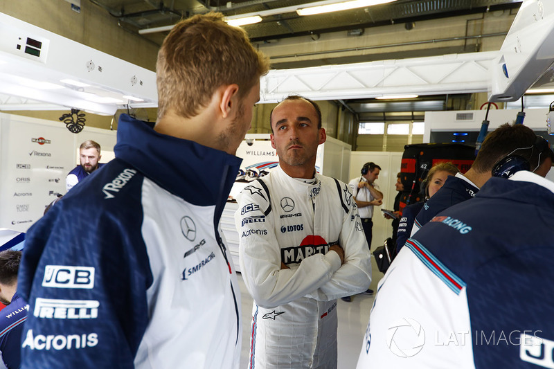 Robert Kubica, Williams Martini Racing, habla con Sergey Sirotkin, Williams Racing