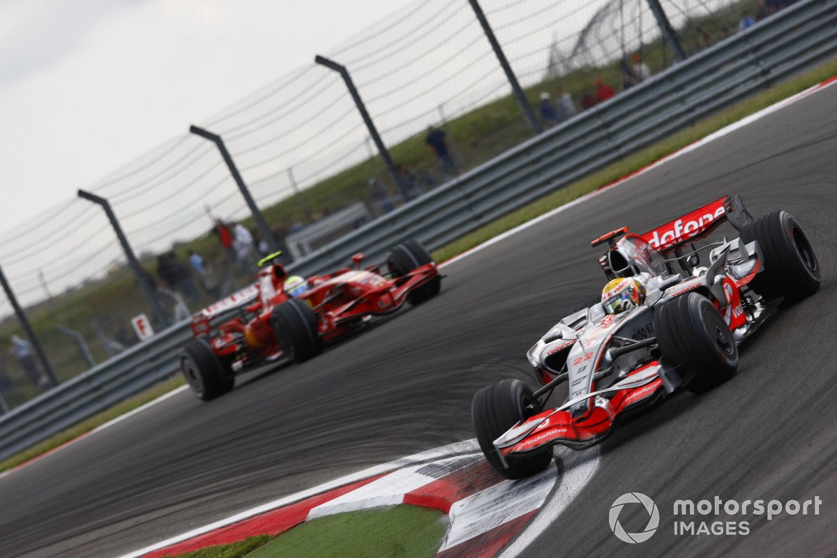Lewis Hamilton, McLaren MP4-23 Mercedes, lidera sobre Felipe Massa, Ferrari F2008