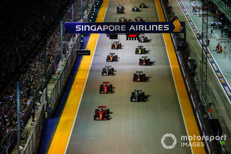 Charles Leclerc, Ferrari SF90, y Lewis Hamilton, Mercedes AMG F1 W10, lideran al inicio en Singapur.