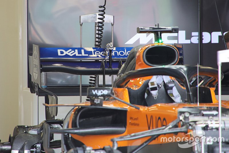 McLaren MCL34: ecco l'ala di Sainz con il flap mobile che non raggiunge l'altezza massima