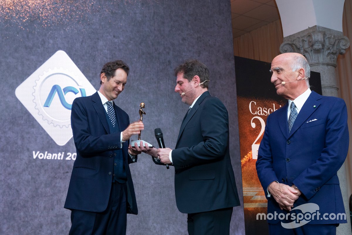 Il direttore di Autosprint, Andrea Cordovani consegna il Casco d'Oro a John Elkann, presidente Ferrari