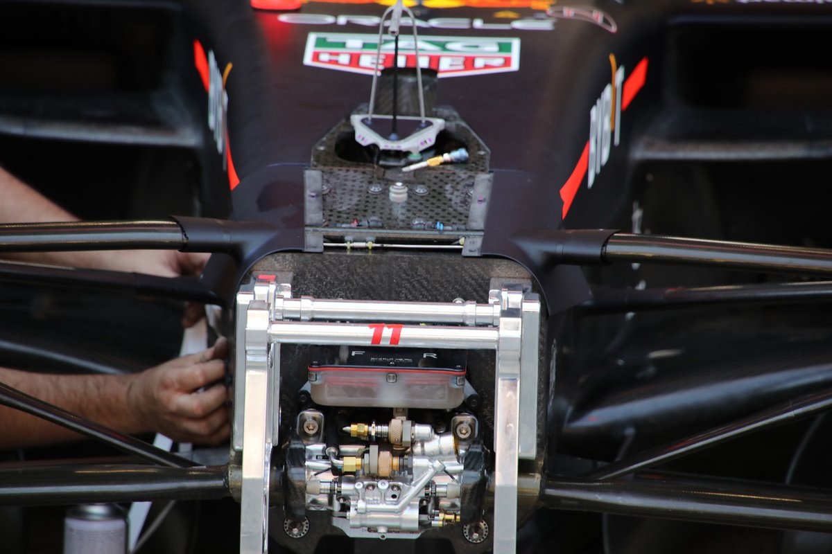 Detalle de la suspensión delantera del Red Bull Racing RB18