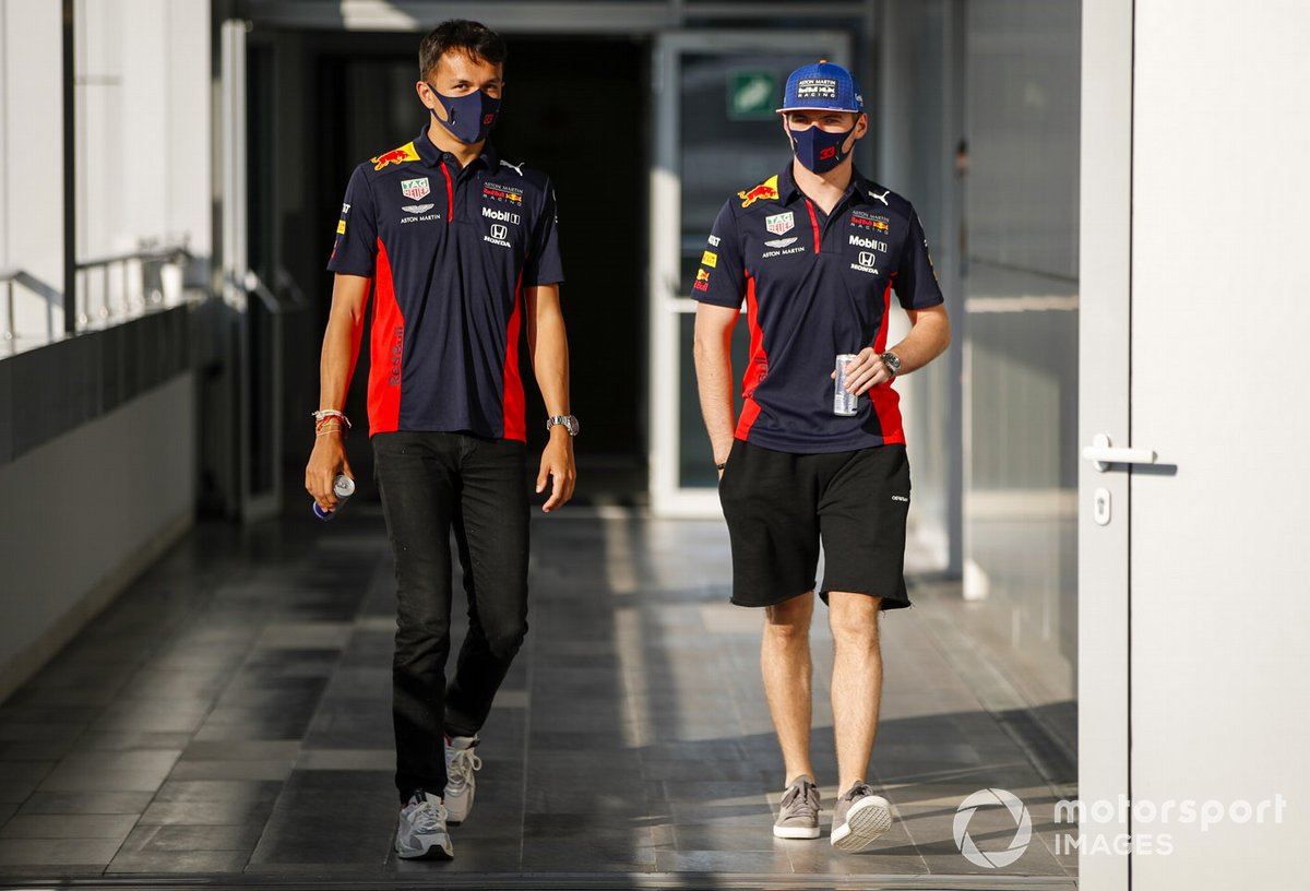 Alex Albon, Red Bull Racing, et Max Verstappen, Red Bull Racing