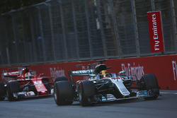 Lewis Hamilton, Mercedes AMG F1 W08, Sebastian Vettel, Ferrari SF70H