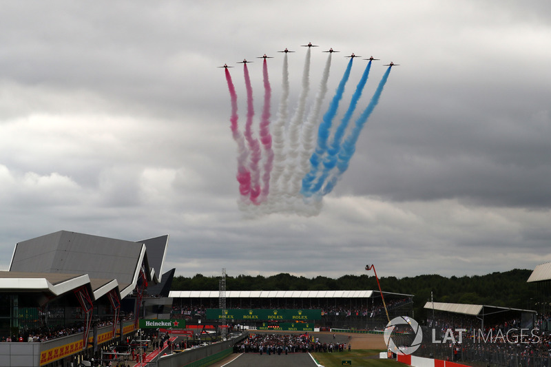 Start öncesi Red Arrows göklerde