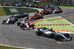 Lewis Hamilton, Mercedes AMG F1 W08, Esteban Ocon, Sahara Force India F1 VJM10, Lance Stroll, Williams FW40, Kimi Raikkonen, Ferrari SF70H, the rest of the field at the start