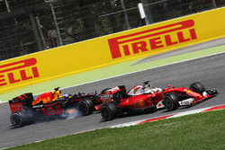 Даніель Ріккардо, Red Bull Racing RB12 та Себастьян Феттель, Ferrari SF16-H в боротьбі за позицію