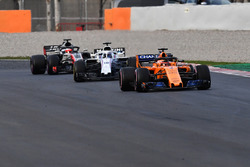 Stoffel Vandoorne, McLaren MCL33, Lance Stroll, Williams FW41, Kevin Magnussen, Haas VF-18