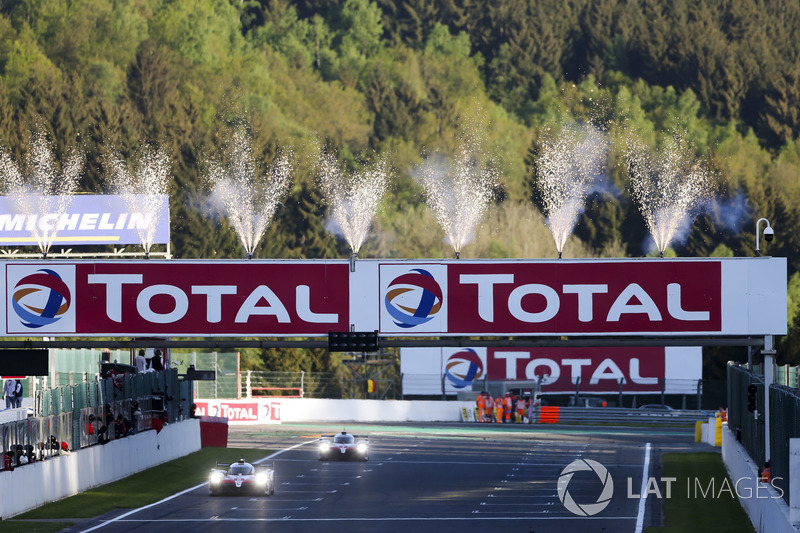 Победители гонки №8 Toyota Gazoo Racing Toyota TS050: Себастьен Буэми, Казуки Накаджима, Фернандо Алонсо