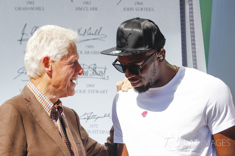 El ex presidente de Estados Unidos, Bill Clinton y Usain Bolt en el podio