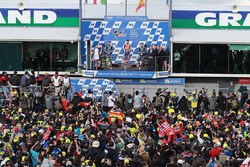 Подіум: друге місце Валентино Россі, Yamaha Factory Racing, переможець гонки Марк Маркес, Repsol Hon
