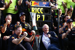 Yarış galibi Daniel Ricciardo, Red Bull Racing, Jonathan Wheatley, Takım Menajeri, Red Bull Racing, Christian Horner, Takım Patronu, Red Bull Racing, Helmut Markko, Danışman, Red Bull Racing, Max Verstappen, Red Bull Racing ve takım zaferi kutluyor