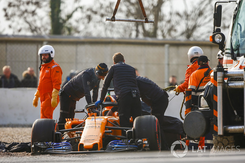 Pist görevlileri, Fernando Alonso, McLaren MCL33'ü kaldırıyor