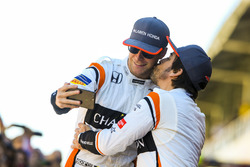 Fernando Alonso, McLaren, ve Stoffel Vandoorne, McLaren
