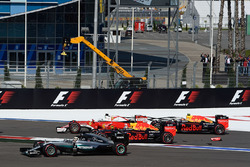 Startcrash mit Sebastian Vettel, Ferrari SF16-H, Daniil Kvyat, Red Bull Racing RB12, und Daniel Ricc