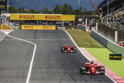 Sebastian Vettel, Ferrari SF70H; Kimi Räikkönen, Ferrari SF70H