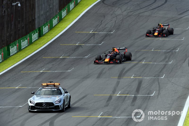 El Coche de Seguridad lidera Max Verstappen, Red Bull Racing RB15, y Alexander Albon, Red Bull RB15