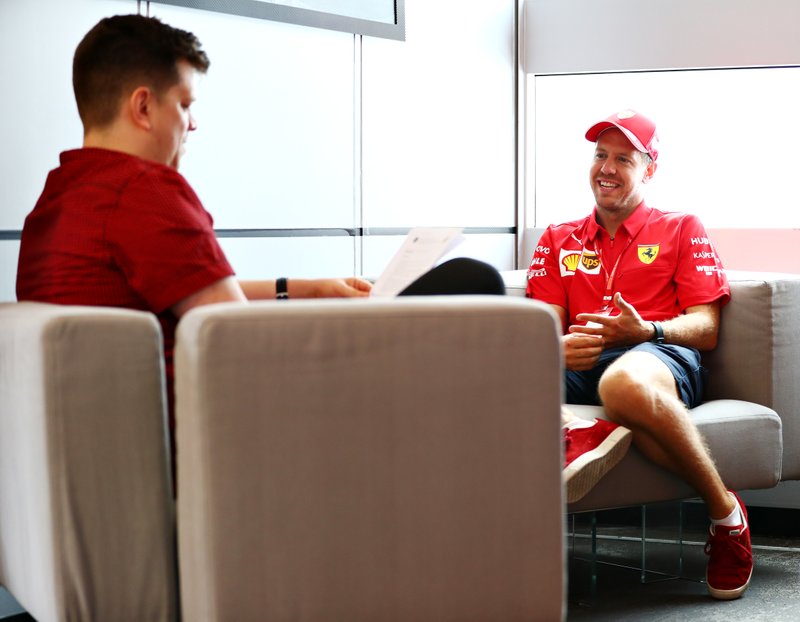 Sebastian Vettel, Ferrari, met Motorsport.com journalist Filip Cleeren