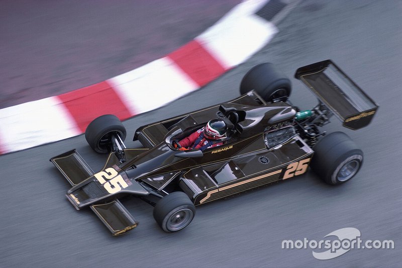 Hector Rebaque au volant de sa Lotus T78 à Monaco.