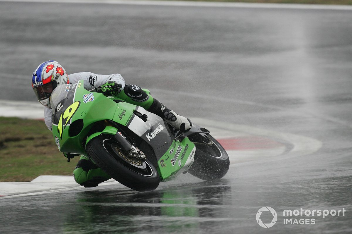 Olivier Jacque, Kawasaki Racing, saat berlomba di MotoGP Cina 2005 dalam kondisi lintasan basah di Sirkuit Shanghai.