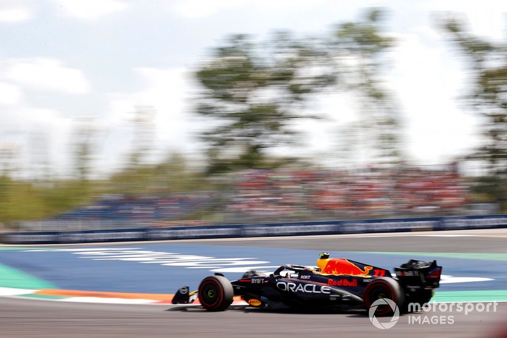 Sergio Perez, Red Bull Racing RB19, en acción durante la FP3 del GP de Italia.