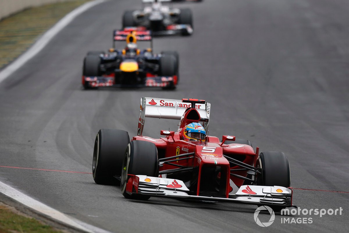 Fernando Alonso, Ferrari F2012, lidera sobre Sebastian Vettel, Red Bull RB8 Renault