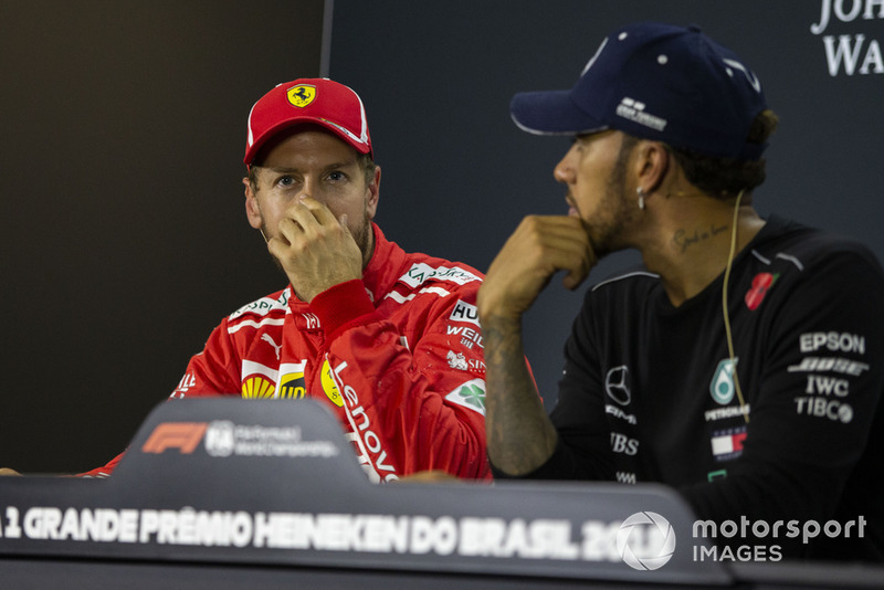 Hamilton és Vettel az FIA sajtótájékoztatóján az időmérőt követően