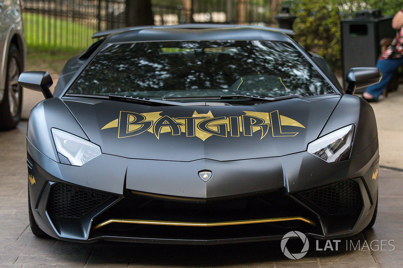 Lamborghini Aventador "Batgirl"
