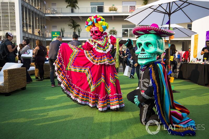 Disfraces del día de muertos en el paddock