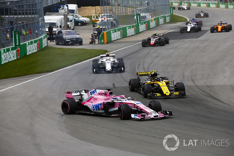 Серхио Перес, Sahara Force India F1 VJM11, и Карлос Сайнс, Renault Sport F1 Team RS18
