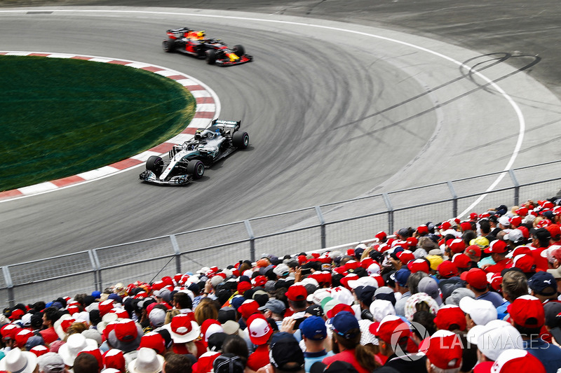 Valtteri Bottas, Mercedes AMG F1 W09, precede Max Verstappen, Red Bull Racing RB14