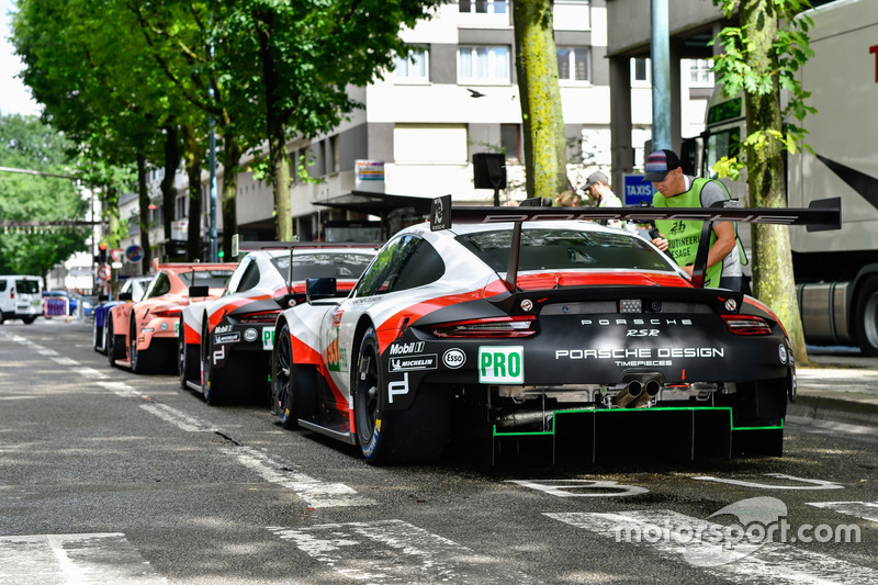 #93 Porsche GT Team Porsche 911 RSR: Патрік Пілет, Нік Тенді, Ерл Бембер