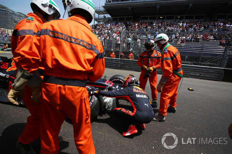 Max Verstappen, Red Bull Racing RB14 na crash