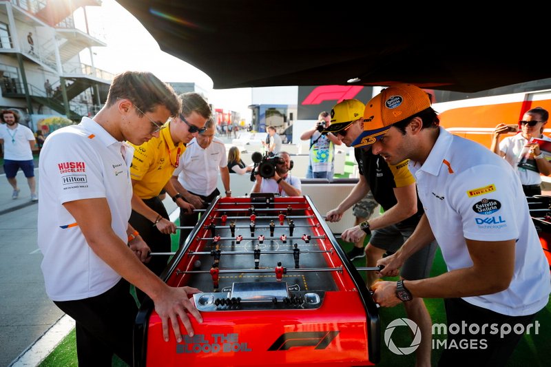 Lando Norris, McLaren, Carlos Sainz Jr., McLaren dan Nico Hulkenberg, Renault F1 bermain sepak bola meja di paddock