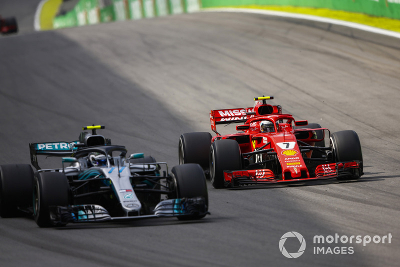 Kimi Raikkonen, Ferrari SF71H, challenges Valtteri Bottas, Mercedes AMG F1 W09.