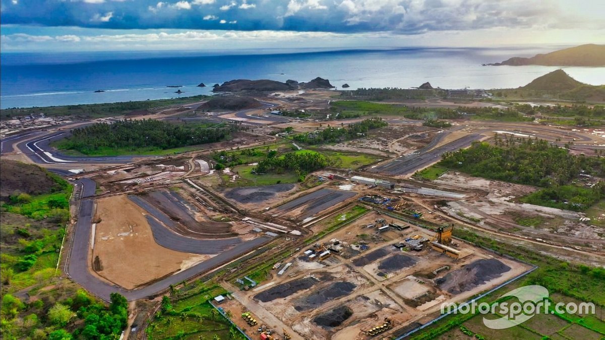Pemandangan Sirkuit Mandalika, Lombok, NTB, Indonesia, yang terletak di pesisir pantai.