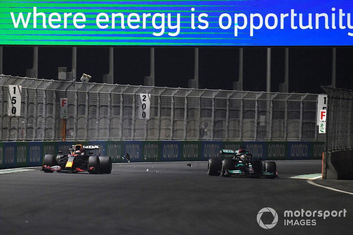 Lewis Hamilton, Mercedes, botst achterop de auto van Max Verstappen, Red Bull Racing