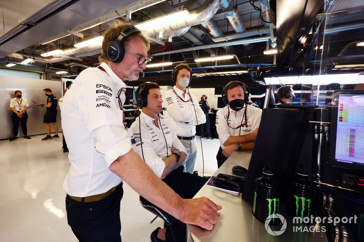 Toto Wolff y Ola Kallenius, presidente de Daimler, en el garaje de Mercedes